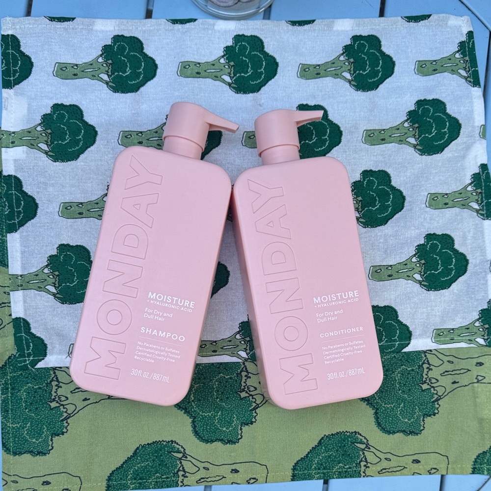 Monday moisture large Shampoo and Conditioner Set